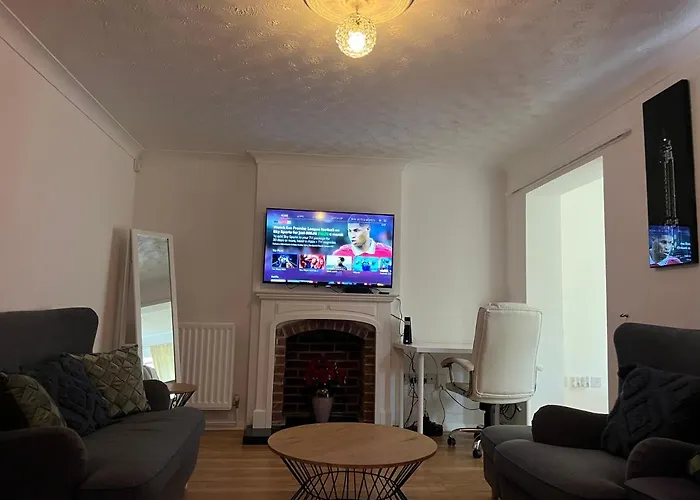 Entire -4 Bedrooms Detached House With Driveway