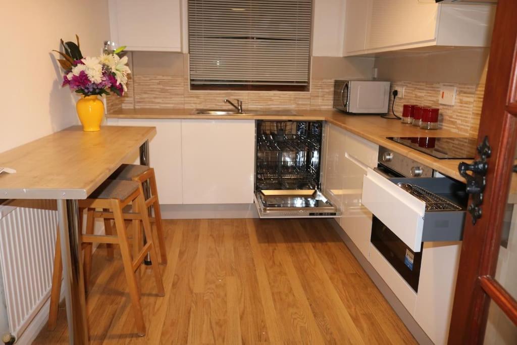 Сasa de vacaciones Entire -4 Bedrooms Detached House With Driveway